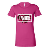 I AM HER en Rose Tee – Soft in Hue, Fierce in Spirit | Empowering Women’s Graphic T-Shirt